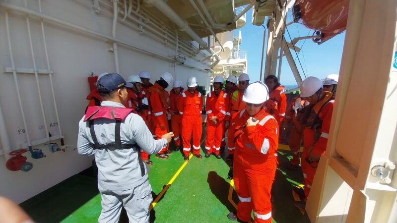 Kapal Negara (KN) Pulau Marore - 322 Bakamla RI di bawah komando Letkol Bakamla Adi Poetra Sitanggang berhasil melakukan evakuasi