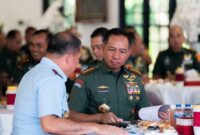 Panglima TNI Jenderal TNI Agus Subiyanto, menerima paparan Pangkogabwilhan II Marsda TNI M. Khairil Lubis, terkait kesiapan