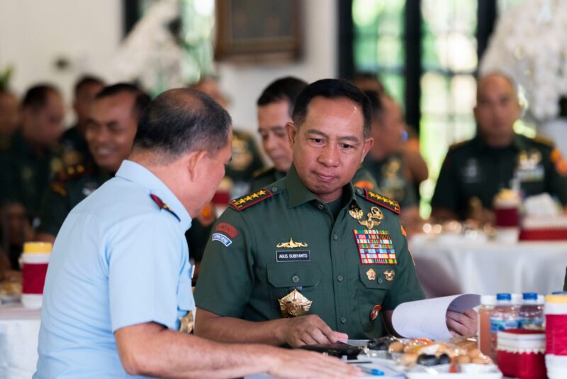Panglima TNI Jenderal TNI Agus Subiyanto, menerima paparan Pangkogabwilhan II Marsda TNI M. Khairil Lubis, terkait kesiapan