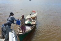Stasiun Bakamla Sambas bersama Catamaran 5-05 meluncur ke perairan Sambas dan sekitar wilayah kerjanya untuk mendistribusikan puluhan paket sembako