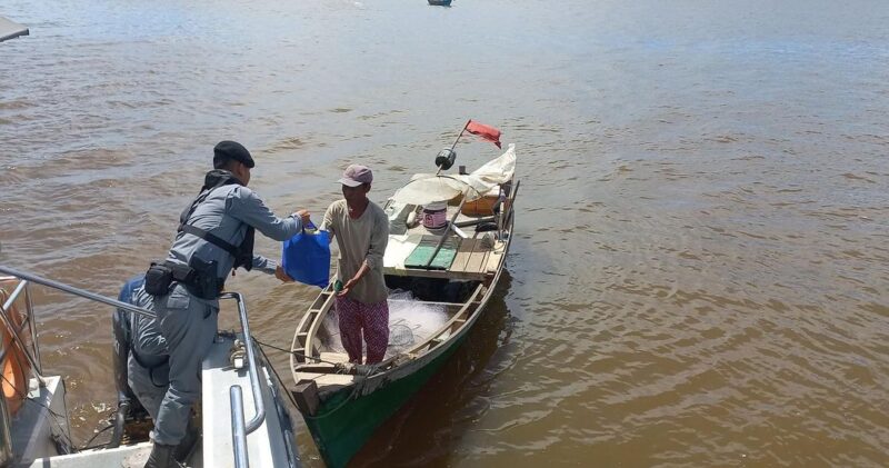 Stasiun Bakamla Sambas bersama Catamaran 5-05 meluncur ke perairan Sambas dan sekitar wilayah kerjanya untuk mendistribusikan puluhan paket sembako