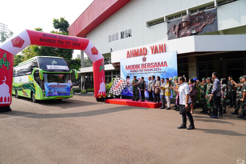 Kepala Staf Umum (Kasum) TNI Letjen TNI Bambang Ismawan didampingi oleh Pejabat Utama Mabes TNI, melepas keberangkatan Mudik Bersama Mabes TNI