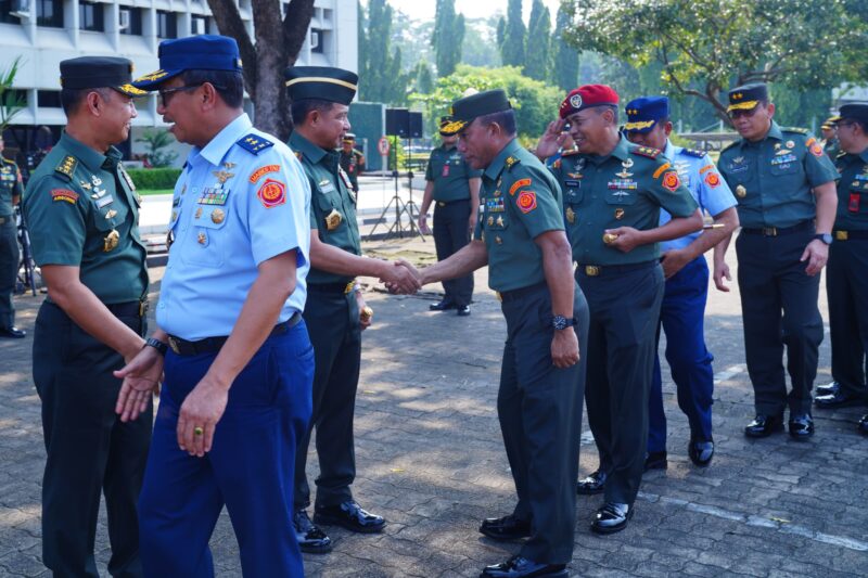 Panglima TNI Jenderal TNI Agus Subiyanto, S.E., M.Si., bersama para Pejabat utama Mabes TNI, dan segenap Prajurit serta PNS Mabes TNI