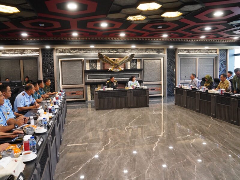 Panglima TNI Jenderal TNI Agus Subiyanto menerima audiensi Ketua Komnas HAM Atnike Nova Sigiro yang didampingi Komisioner