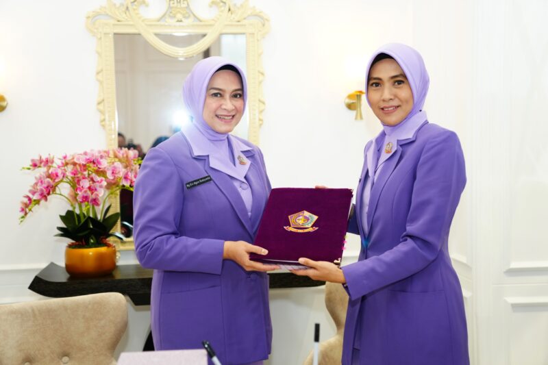 Ketua Umum (Ketum) Ikatan Kesejahteraan Keluarga TNI (IKKT) Pragati Wira Anggini (PWA) Ny. Evi Agus Subiyanto memimpin acara penyerahan tugas dan tanggung jawab