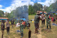 Sertu Lambertus melaksanakan Komsos sekaligus melayat almarhum Tadius Amoko yang meninggal karena sakit di rumah duka