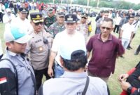 Kapolres Metro Jakarta Utara Kombes Pol Gidion Arif Setyawan memimpin pengamanan aksi damai serikat buruh di Stadion Rawa Badak, Koja