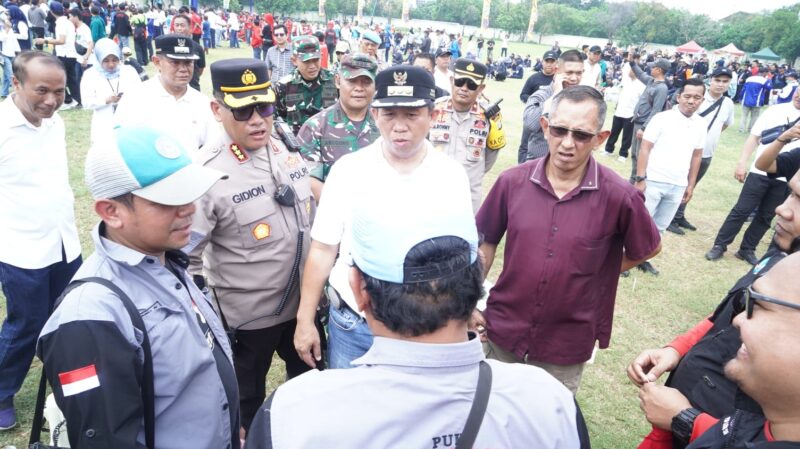 Kapolres Metro Jakarta Utara Kombes Pol Gidion Arif Setyawan memimpin pengamanan aksi damai serikat buruh di Stadion Rawa Badak, Koja