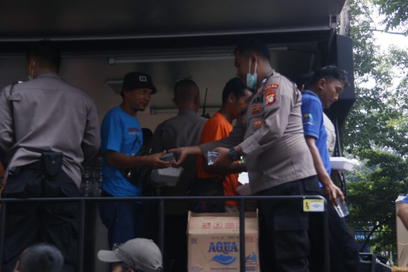Polda Metro Jaya menggelar Bakti Kesehatan gratis dan mendirikan dapur umum di Stadion Madya Gelora Bung Karno Jakarta Pusat