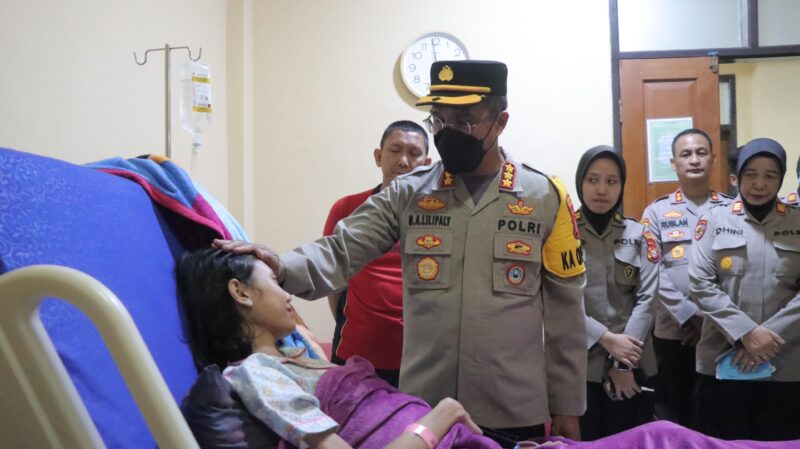 Kapolres Metro Jakarta Timur Kombes Pol. Nicolas Ary Lilipaly menunjukkan kepeduliannya terhadap anggota Polri dan keluarga yang sedang mengalami sakit