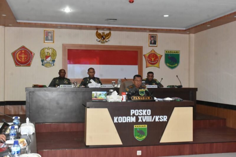 Pangdam XVIII/Kasuari, Mayjen TNI Haryanto, S.I.P., M.Tr.(Han)., melakukan video conference (vicon) bersama dengan Dandim 1811/Teluk Wondama