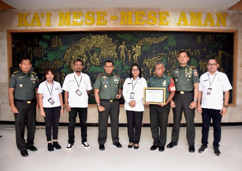 Brigjen TNI Antoninho selaku Danrem 151/BNY ikut bangga atas prestasi yang diraih oleh Sertu Onisius dan berterima kasih kepada BKKBN serta Pemda