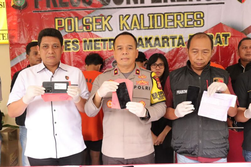 Polsek Kalideres berhasil mengamankan tiga pemuda yang berinisial V.N. (21), A.A. (26), dan M.A.S. (20) terkait kasus pemerasan