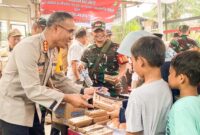 Polres Metro Jakarta Timur melalui program Mantap dan Taktis melaksanakan kegiatan Polisi Peduli dengan membagikan nasi box