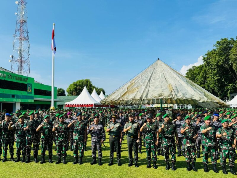 Panglima TNI Jenderal TNI Agus Subiyanto, S.E., M.Si. berikan bantuan uang tunai sebagai wujud perhatian dan kesejahteraan kepada Prajurit Korem 132/Tdl