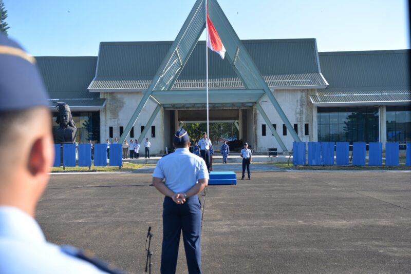 Komandan Lanud Sultan Hasanuddin, Marsma TNI Bonang Bayuaji Gautama, S.E., M.M., memimpin Upacara Peringatan Hari Kebangkitan Nasional