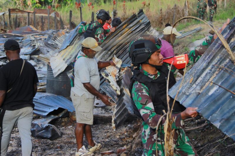 Satgaster KOOPS HABEMA tidak tinggal diam dan mengajak para warga untuk bergotong royong membersihkan puing-puing bangunan sekolah