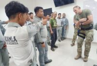 Direktur Latihan Bakamla RI Laksma Bakamla Ermawan Susilo melaksanakan kunjungan kerja ke Batam dalam rangka peninjauan Latihan Special Response Team