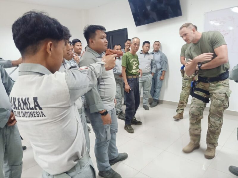 Direktur Latihan Bakamla RI Laksma Bakamla Ermawan Susilo melaksanakan kunjungan kerja ke Batam dalam rangka peninjauan Latihan Special Response Team