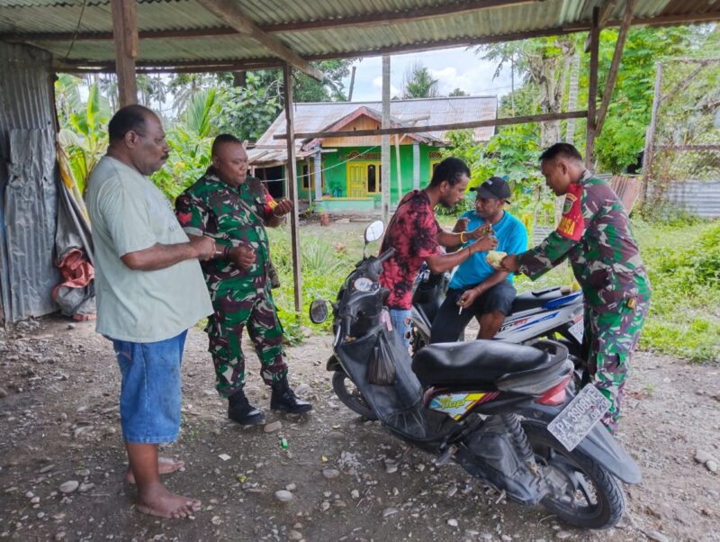 Babinsa pun menyampaikan kepada warga untuk aktif melaporkan kepada Babinsa atau Bhabinkamtibmas jika terjadi perkembangan situasi