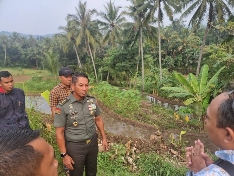 Aster Panglima TNI Mayjen TNI Novi Helmy Prasetya, S.I.P., M.I.P didampingi Dandim 0608/Cianjur, Kepala Dinas Pertanian Kabupaten Cianjur dan Kelompok Tani