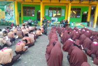 Babinsa Koramil 02/Timika Kodim 1710/Mimika, Sertu Tumpak Marpaung dan Serda Novian Namudat memberikan Wawasan Kebangsaan (Wasbang) dan latihan PBB