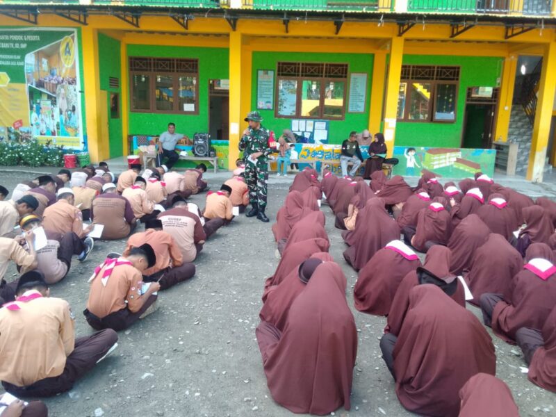 Babinsa Koramil 02/Timika Kodim 1710/Mimika, Sertu Tumpak Marpaung dan Serda Novian Namudat memberikan Wawasan Kebangsaan (Wasbang) dan latihan PBB