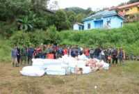 Helikopter Carakal H-225M TNI AU membawa bantuan berupa makanan dan obat-obatan seberat satu ton yang akan diberikan untuk masyarakat