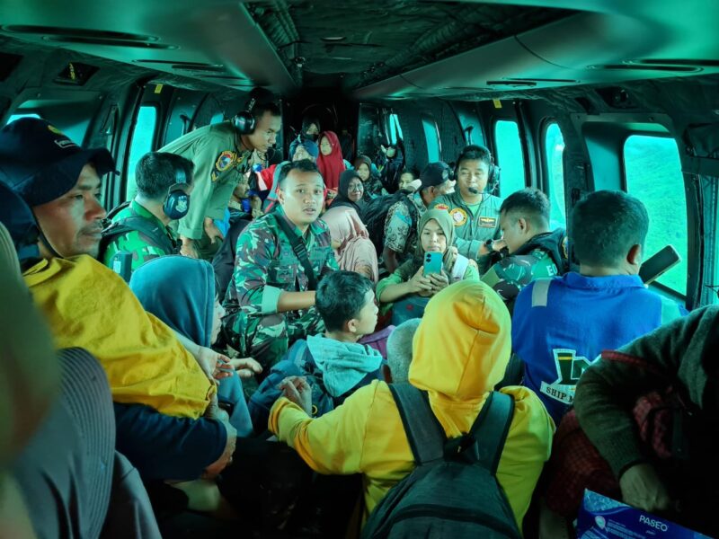 Helikopter Carakal H-225M TNI AU berhasil mengevakuasi 36 orang lansia dan anak-anak yang menjadi korban bencana banjir dan tanah longsor