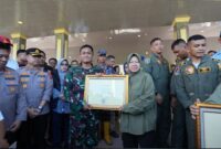 Komandan Lanud (Danlanud) Sultan Hasanuddin, Marsma TNI Bonang Bayuaji G., S.E.,M.M., menerima piagam penghargaan dari Menteri Sosial