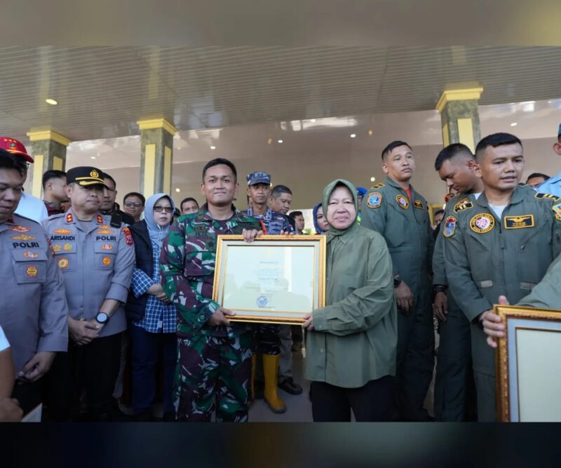 Komandan Lanud (Danlanud) Sultan Hasanuddin, Marsma TNI Bonang Bayuaji G., S.E.,M.M., menerima piagam penghargaan dari Menteri Sosial