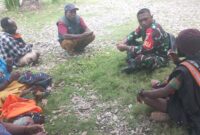 Babinsa Koramil 1710-02/Timika Koptu Wilyam Kawang melaksanakan Komsos dalam rangka meningkatkan silaturahmi dan hubungan kerja yang baik