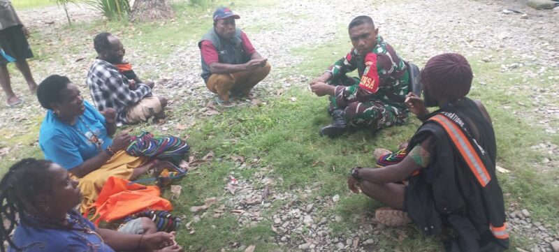 Babinsa Koramil 1710-02/Timika Koptu Wilyam Kawang melaksanakan Komsos dalam rangka meningkatkan silaturahmi dan hubungan kerja yang baik