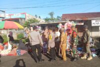 Babinsa Koramil 1710-02/Timika bersama Bhabinkamtibmas, Satpol PP dan Disperindag Kabupaten Mimika melaksanakan penertiban pasar