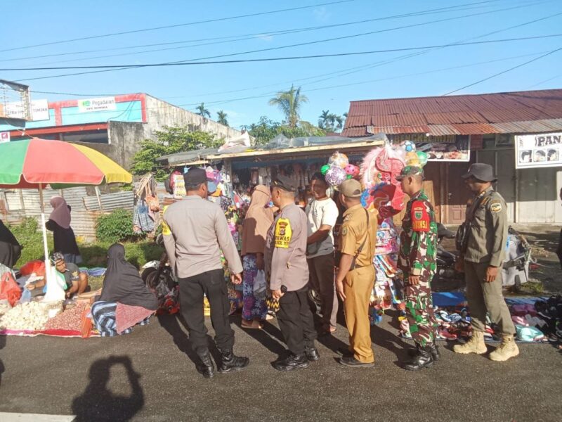 Babinsa Koramil 1710-02/Timika bersama Bhabinkamtibmas, Satpol PP dan Disperindag Kabupaten Mimika melaksanakan penertiban pasar