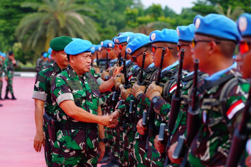 Irjen TNI Laksamana Madya TNI Dadi Hartanto, M.Tr. (Han), M.Tr.Opsla, bertindak sebagai Inspektur upacara menerima Kontingan Garuda MONUSCO Kongo