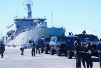 Mengangkut personel dan kendaraan taktis dalam rangka mendukung pengamanan KTT World Water Forum ke-10 tiba di Pelabuhan Tanjung Benoa