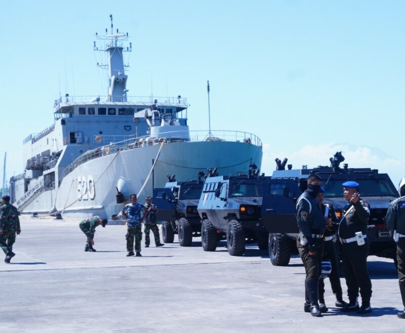 Mengangkut personel dan kendaraan taktis dalam rangka mendukung pengamanan KTT World Water Forum ke-10 tiba di Pelabuhan Tanjung Benoa