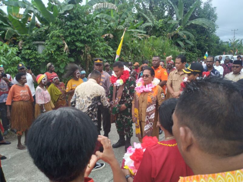 Danramil 1710-07/Mapurujaya Kapten Inf Hely Sukmajaya ikut serta dalam kegiatan peletakan batu pertama pembangunan gedung Gereja GPI Imanuel Mapurujaya