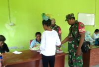 Babinsa Koramil 1710-07/Mapurujaya Sertu Selamet Riyadi dan Pratu Kowet bersama dengan petugas kesehatan Puskesmas dan Bidan Desa