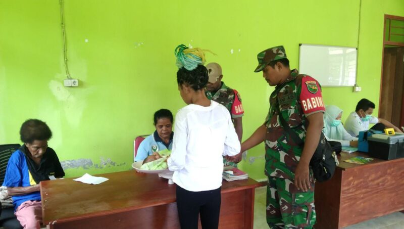 Babinsa Koramil 1710-07/Mapurujaya Sertu Selamet Riyadi dan Pratu Kowet bersama dengan petugas kesehatan Puskesmas dan Bidan Desa