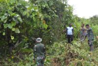 Kodim 1710/Mimika melaksanakan karya bakti pembersihan Tempat Pemakaman Umum (TPU) di Kampung Landun Mekar