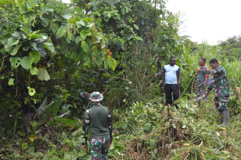 Kodim 1710/Mimika melaksanakan karya bakti pembersihan Tempat Pemakaman Umum (TPU) di Kampung Landun Mekar