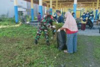 Babinsa Koramil 1710-02/Timika, Serka Aloesius Weyau dan Serda Ahmad Fauzi, melaksanakan karya bakti pembersihan Pasar Rakyat