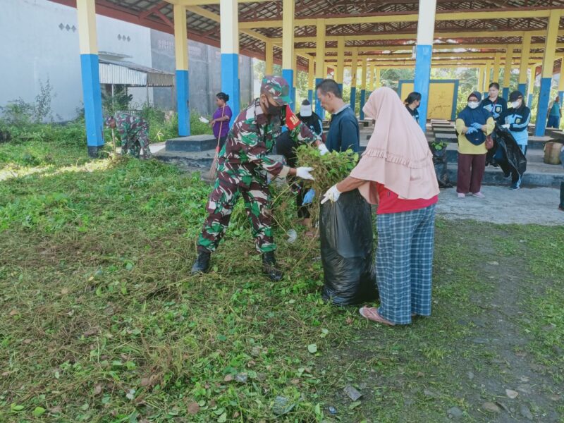 Babinsa Koramil 1710-02/Timika, Serka Aloesius Weyau dan Serda Ahmad Fauzi, melaksanakan karya bakti pembersihan Pasar Rakyat