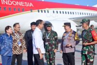 Panglima TNI Jenderal TNI Agus Subiyanto menyambut kedatangan Presiden Republik Indonesia Ir. Joko Widodo