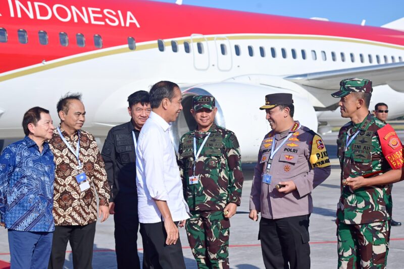 Panglima TNI Jenderal TNI Agus Subiyanto menyambut kedatangan Presiden Republik Indonesia Ir. Joko Widodo