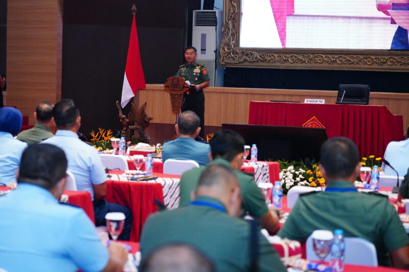 Kasum TNI Letjen TNI Bambang Ismawan, S.E., saat membuka Rapat Koordinasi Reformasi Birokrasi (RB) TNI tahun 2024