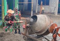 Babinsa Koramil 1710-07 Mapurujaya dipimpin  Pelda Puryanto bersama warga melaksanakan gotong royong