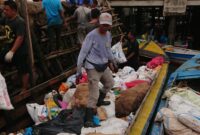 Relawan Penjaga Laut Nusantsa (Rapala) Bakamla RI Batam berhasil mengumpulkan sampah sejumlah 6,8 ton dalam satu hari